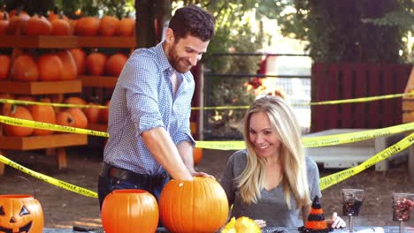 hombre tallando una calabaza para hacer linterna de halloween