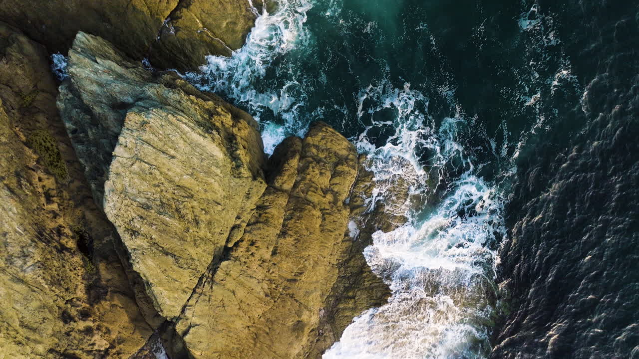Rocce e onde costiere