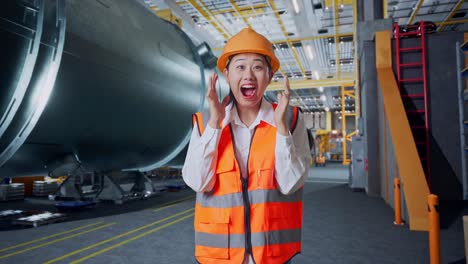 trabajador de fábrica conmocionado