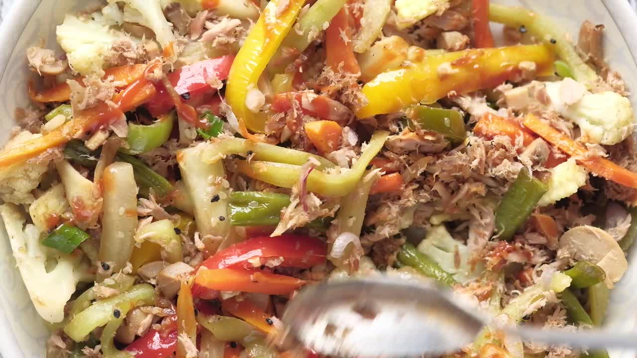ensalada de atún con verduras mezcladas