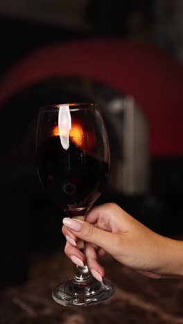 mujer sosteniendo un vaso de vino