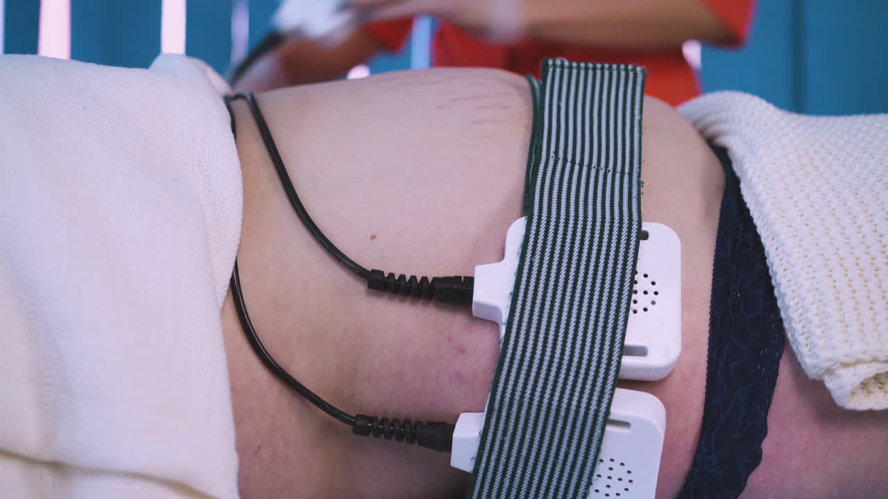 el cosmetólogo pone herramientas en el vientre del cliente con estrías.