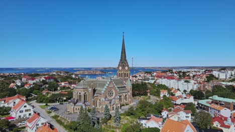 Vista-Aérea-De-La-Iglesia-Lysekil-Y-Casas-Residenciales-En-Vastra-Gotaland,-Suecia