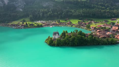 castillo escénico en el lago brienz increíble color de agua, iseltwald, suiza