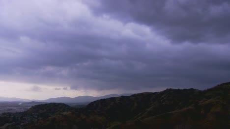 nubes oscuras se mueven por el cielo cuando se acerca una tormenta 2