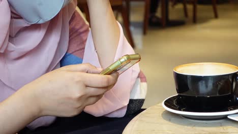 카페 에서 전화 를 사용하는 여자