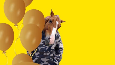 hombre balanceado con una cabeza de caballo y globos amarillos voladores