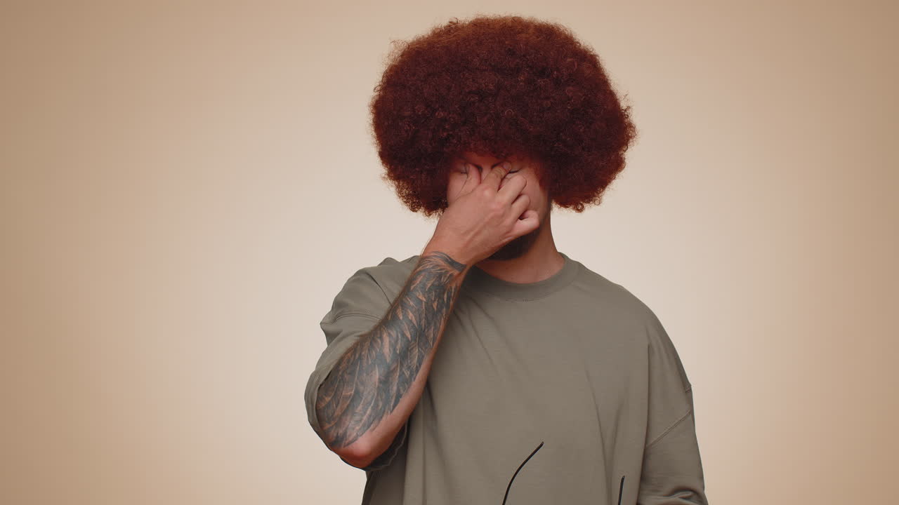 agotado hombre cansado quitarse las gafas siente dolor en los ojos exceso de trabajo agotamiento estrés de largas horas de trabajo