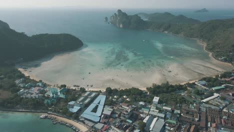 impresionantes imágenes de drones de la playa de loh dalum en las islas phi phi de tailandia