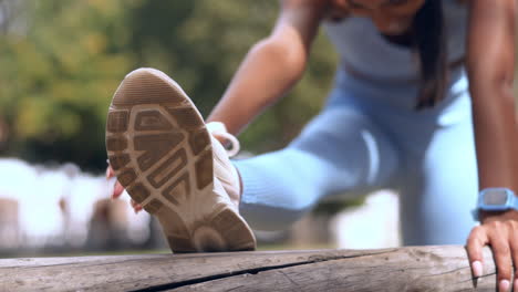 estiramiento, piernas y condición física de la mujer en el parque