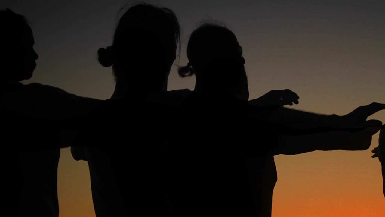 하와이 원주민 댄서들이 일몰에서 공연합니다.