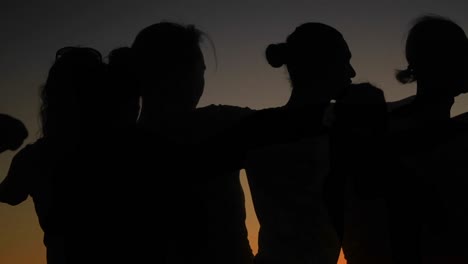 bailarines hawaianos nativos actúan al atardecer