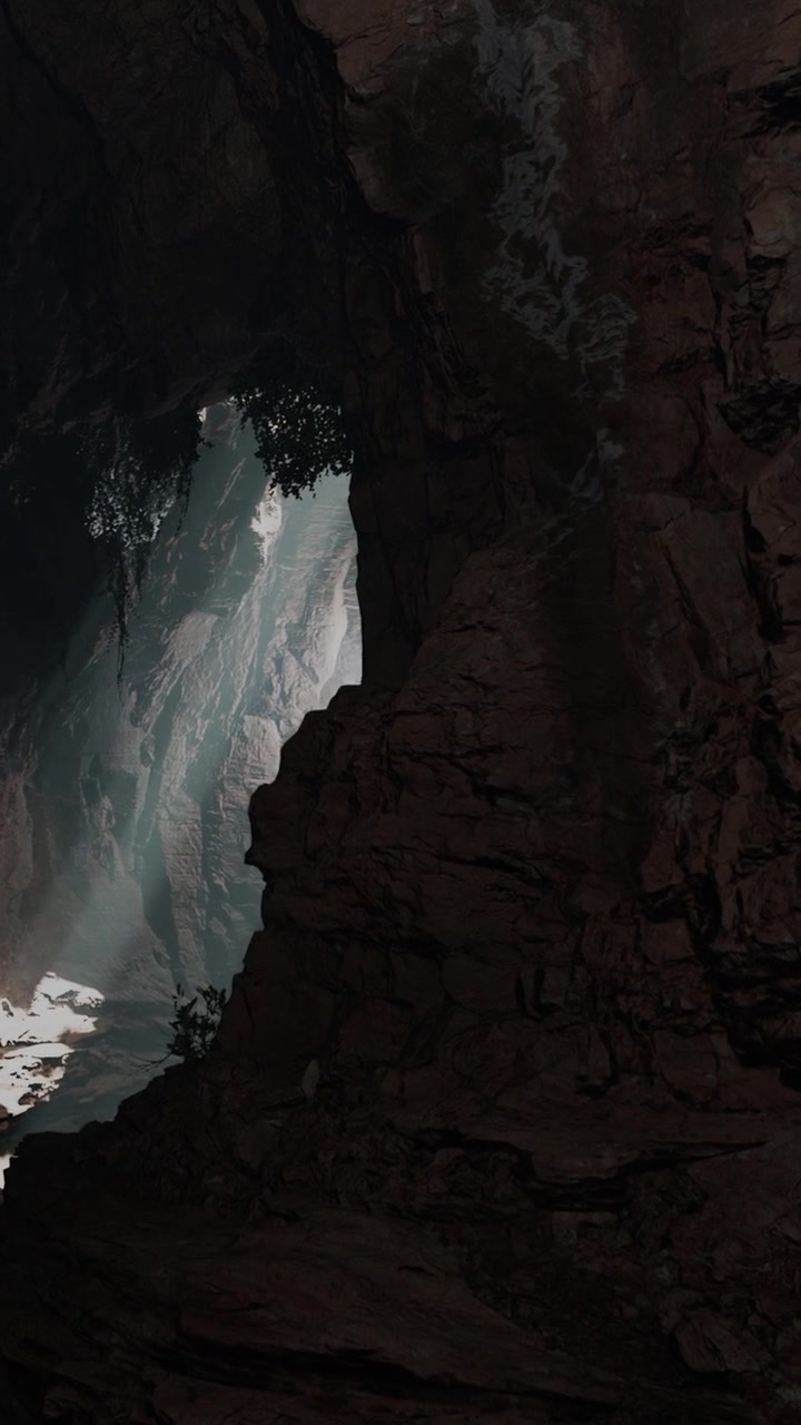 Raggi di luce filtrano attraverso l'apertura di una grotta buia di giorno in un ambiente naturale.