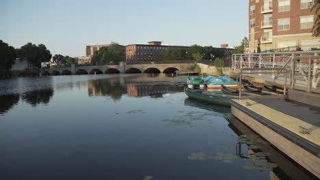 una vista desde los muelles en el río charles en waltham, ma