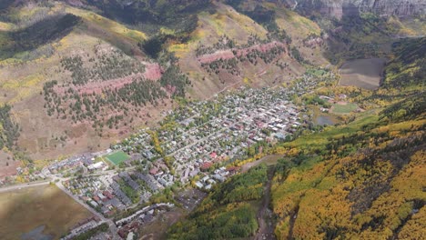 Vista-Aérea-De-La-Ciudad-De-Telluride,-Montañas-De-Colorado