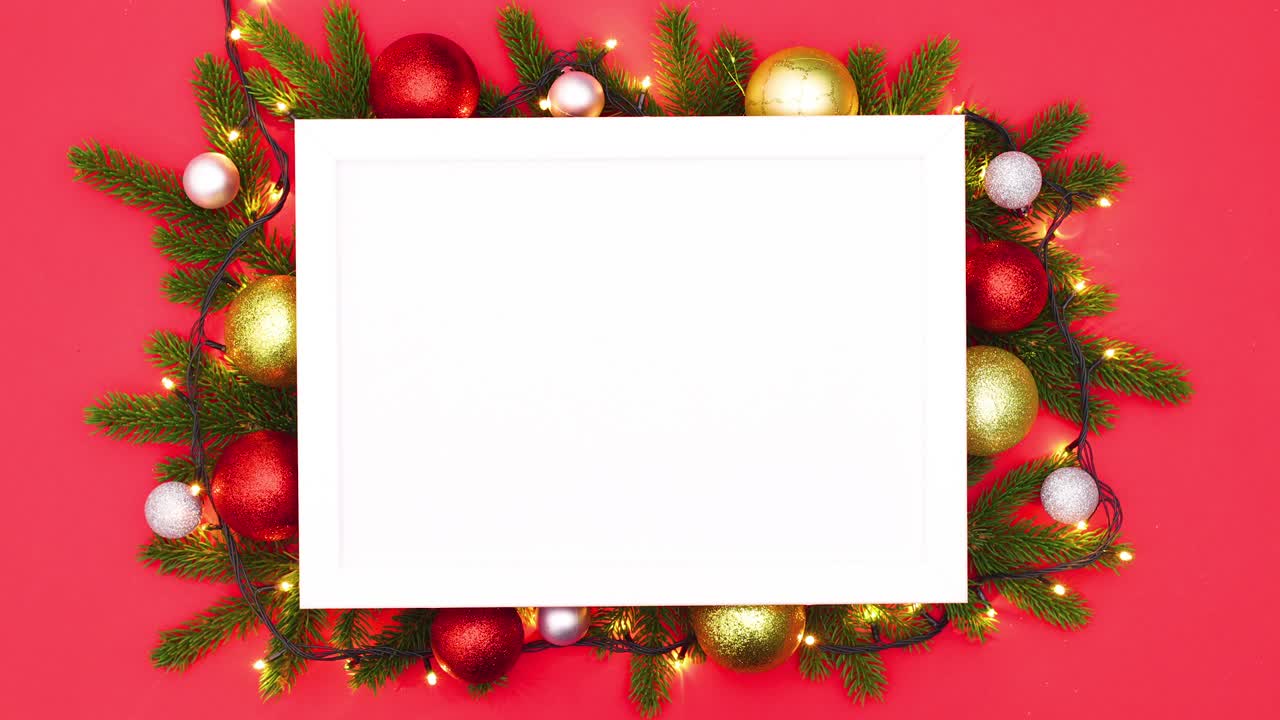 luces parpadeantes en el marco de navidad con ramas de pino y adornos de navidad.