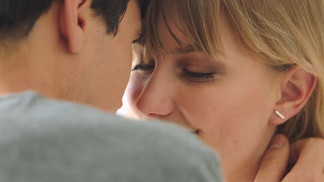 amor, cara y pareja besarse y abrazarse