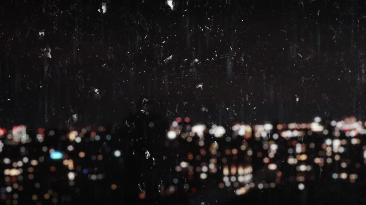 도시 중심의 아름다운 공중 풍경, 도시 중심의 초고층 건물과 밤에 박이는 도시 불빛, 유리 위에 흘러내리는 비방울, 콘셉트: 비주얼 루프, 휴식, 인프라