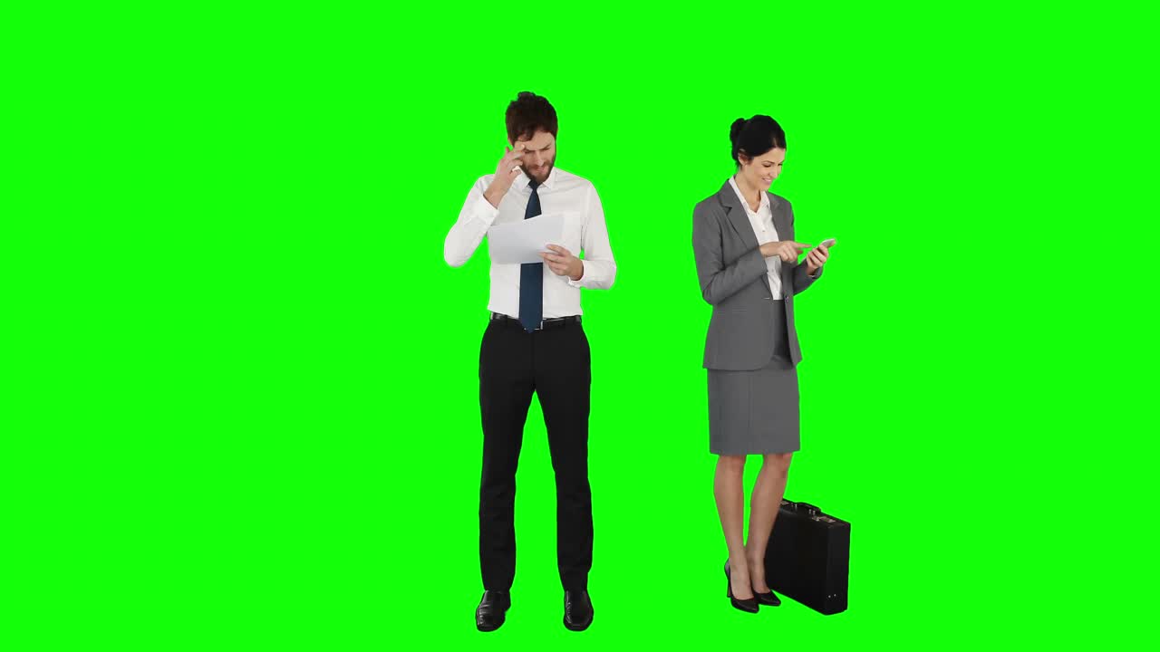 personas de negocios en el teléfono y la lectura de documentos