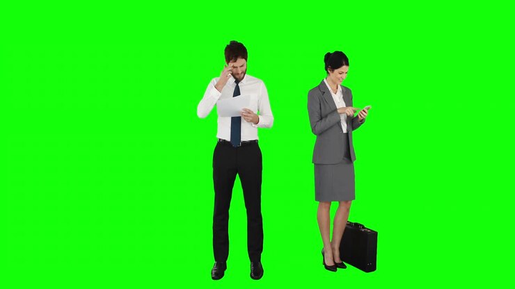 personas de negocios en el teléfono y la lectura de documentos