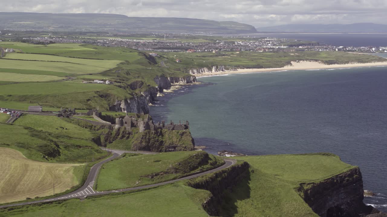화이트록스 비치와 둑길 해안 루트의 던루스, 북아일랜드