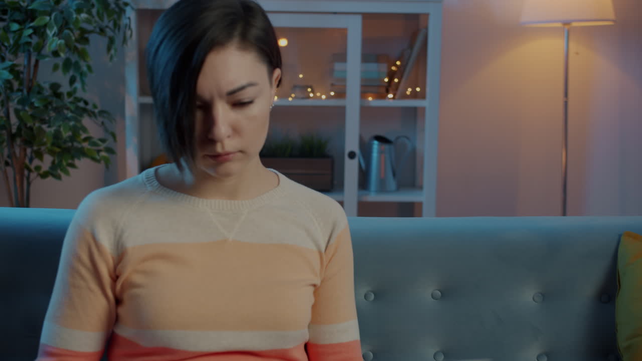 집에서 노트북에서 일하는 여자