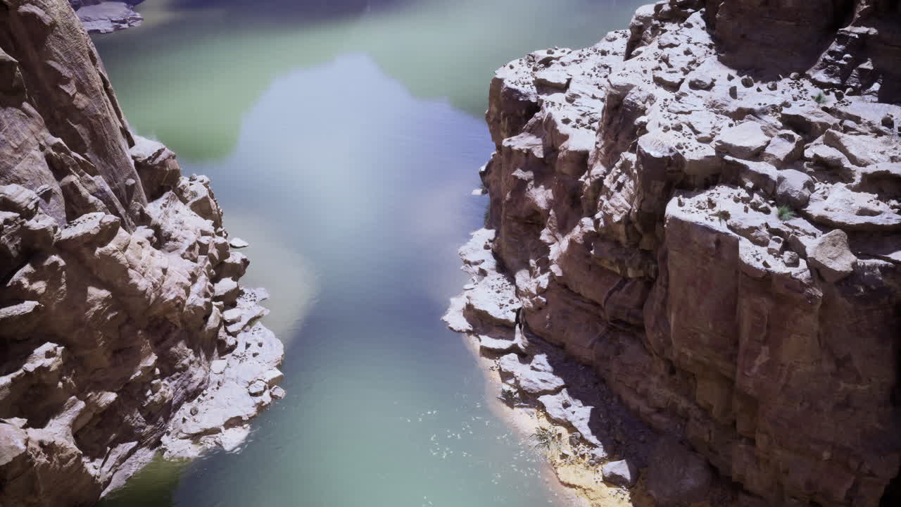Çöl bölgesinde, gün ışığında dingin su kütlesine sahip kayalık kanyon