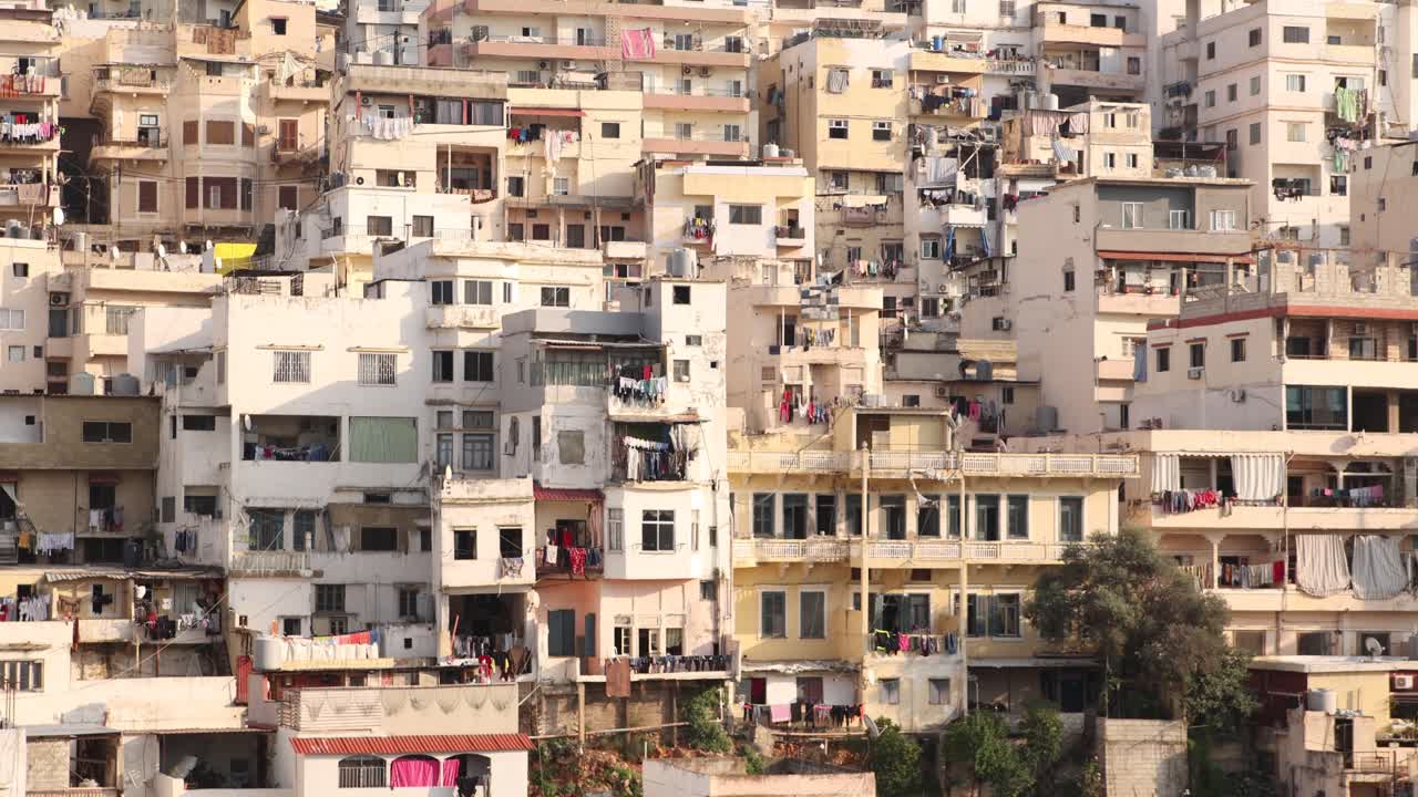una foto de cerca de las casas del medio oriente en una colina en trípoli, norte del líbano