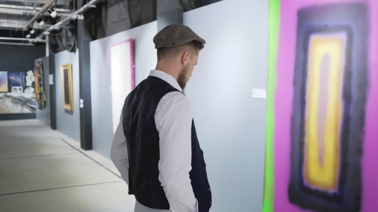 미술관 에서 추상적 인 미술 을 보는 사람