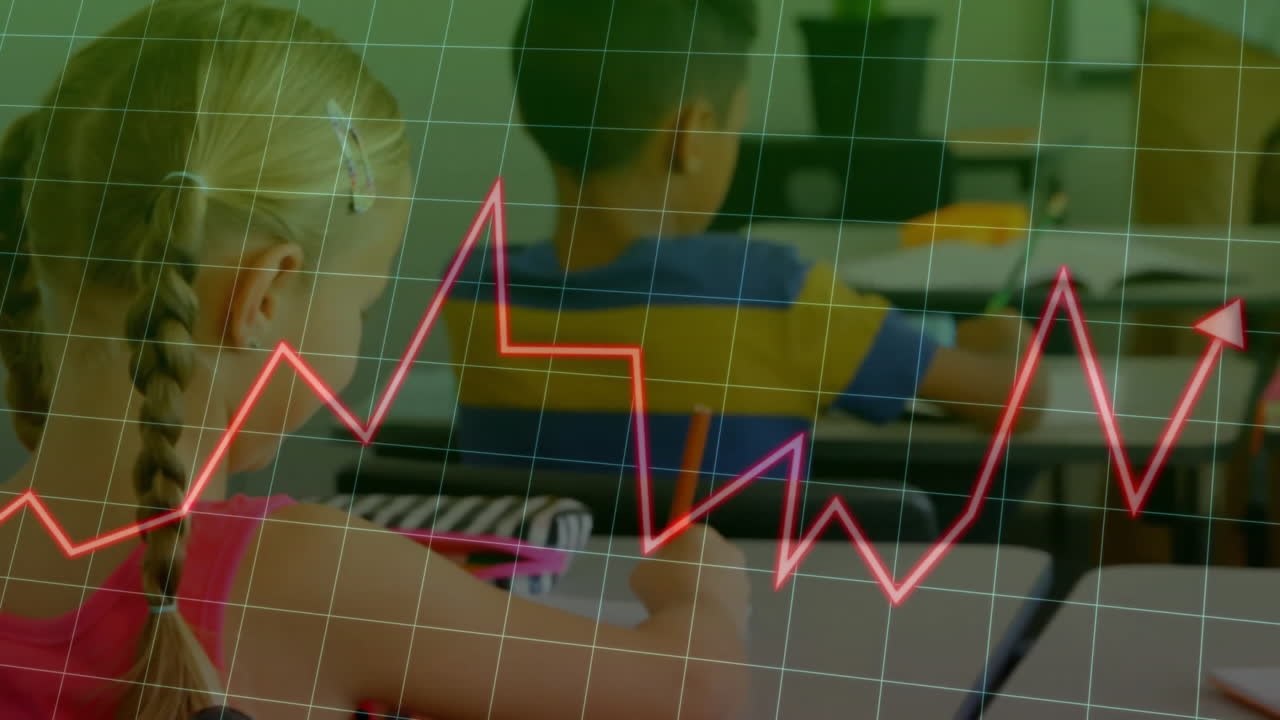 교실에서 노트북을 쓰고 있는 웃는 백인 소녀 위의 그래프와 그리드 패턴의 애니메이션