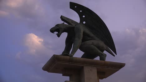 Una-Estatua-De-Grifo-Mítico-Cerca-De-La-Ciudad-De-Valencia,-España-1