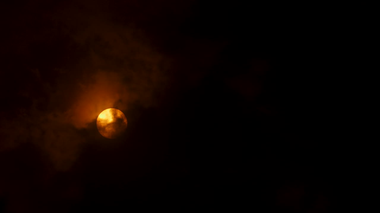 구름이 많은 날에 구름에 인 태양