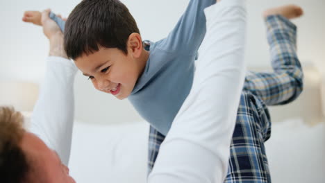 dormitorio, jugando y padre con niño en casa