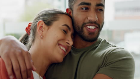 Amor,-Pareja-Hablando-Y-Abrazo-En-Casa