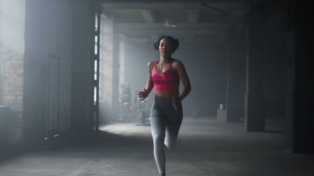 Frau läuft schnell im Crossfit-Gym. Sportlerin joggt im Sportclub.