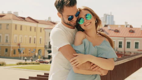 pareja feliz abrazándose al aire libre
