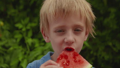 Kleiner-Junge,-Der-Einen-Großen-Bissen-Wassermelone-Nimmt