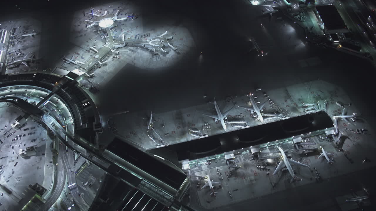 밤에 공항의 조감도