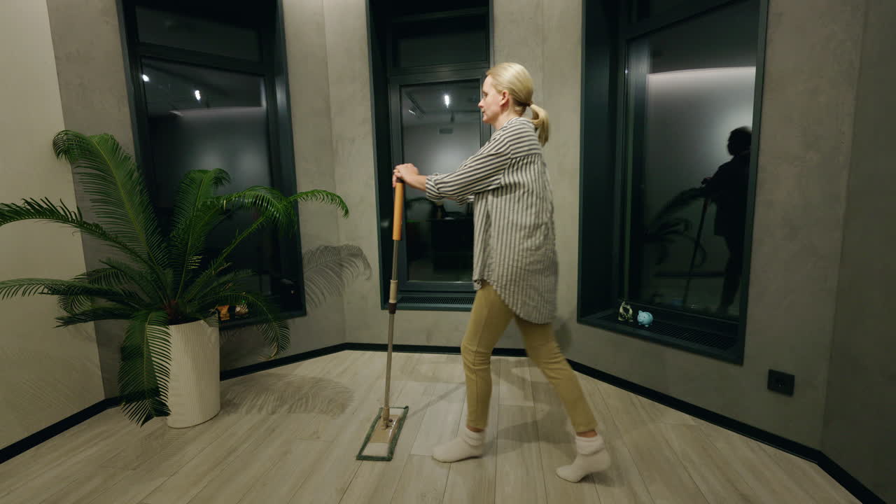 una mujer limpiando el suelo en un hogar moderno