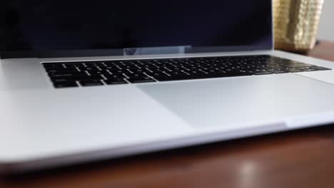 espacio de trabajo ordenado en el hogar con computadora portátil y teléfono celular