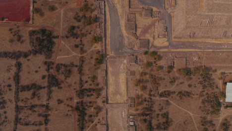 Vista-Aérea-De-La-Avenida-De-Los-Muertos-En-El-Complejo-De-Teotihuacan,-México.-Destino-De-Viaje.-Patrimonio-Mundial-De-La-UNESCO.-Vista-De-Arriba-Hacia-Abajo-De-La-Avenida-Que-Divide-La-Pirámide-Lunar-Y-El-Complejo-De-La-Ciudadela