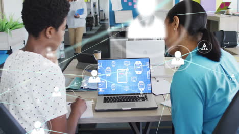 colaborar en la oficina, diversos colegas compartiendo datos y conexiones de red