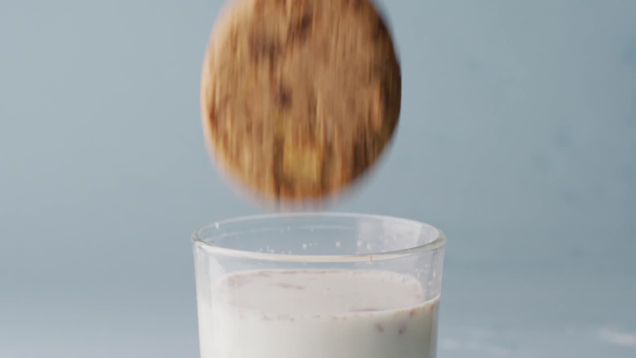 video de un vaso de leche con espacio de copia en un fondo azul