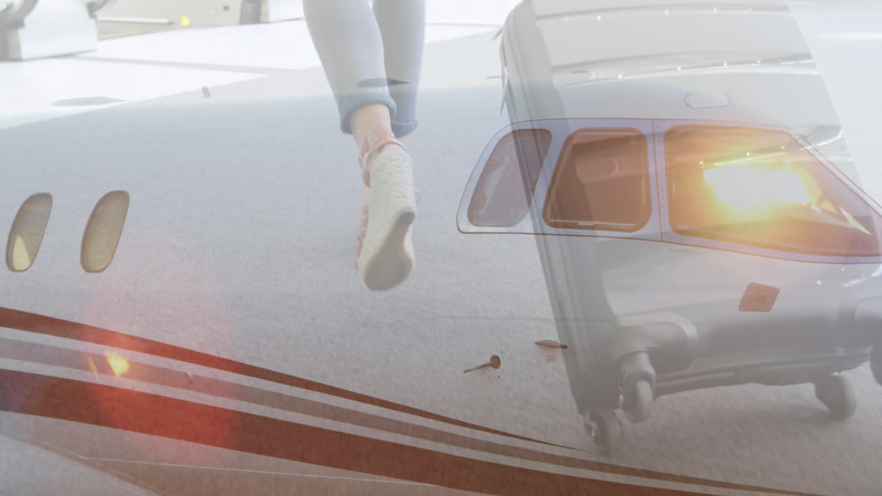 공항에서 수하물과 함께 걸어 여성의 낮은 섹션에 대한 비행기