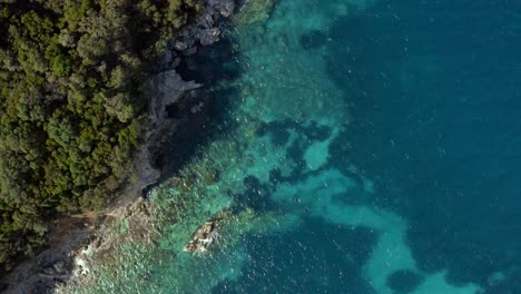 Sobrecarga-Aérea-De-Hermosos-Arrecifes-De-Coral-En-La-Costa-De-Grecia-Del-Océano-Jónico