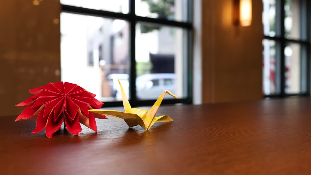 fotografía estática de una flor de origami roja en el interior