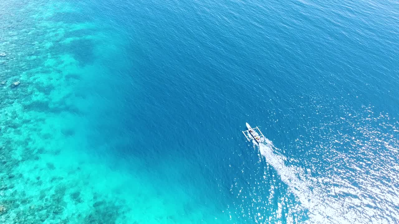 vista de pájaro del barco de canoa de pesca tradicional