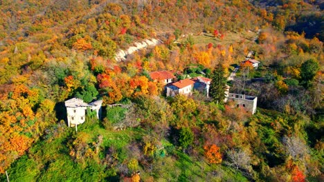 Un-Vídeo-Aéreo-De-Un-Dron-En-4k-Revela-La-Inquietante-Belleza-De-Slapnik,-Un-Pueblo-Abandonado-En-Brda,-Eslovenia