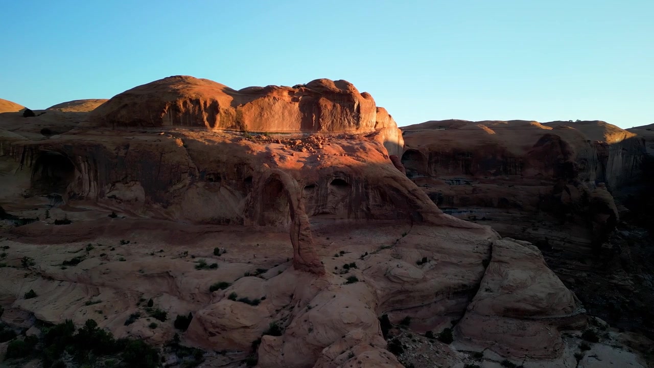 Filmato drone 4K che sorvola Moab, Utah, con l'iconico Arco Corona e il tortuoso fiume Colorado, catturando drammatici canyon di roccia rossa, paesaggi desertici e la bellezza panoramica del Sud-ovest