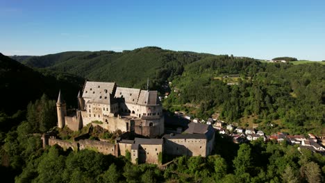 El-Castillo-De-Vianden-Se-Encuentra-En-La-Ciudad-De-Vianden,-En-El-Norte-De-Luxemburgo